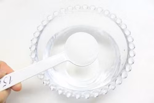 Đem đường hòa tan với nước ép bưởi. Nếu muốn giảm cân nhanh, bạn chỉ cho một chút xíu đường để tạo vị. Ảnh: Kenhphunu.