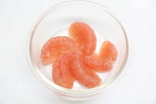 Xếp múi bưởi vừa tách vào khay sao cho đẹp mắt. Ảnh: Trithuctre.