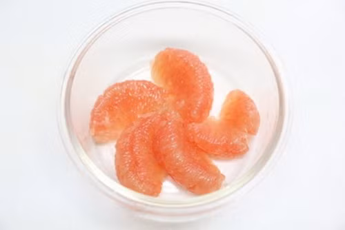 Xếp múi bưởi vừa tách vào khay sao cho đẹp mắt. Ảnh: Trithuctre.