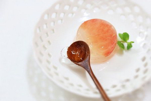 Cất khuôn thạch vào ngăn mát tủ lạnh khoảng một tiếng để thạch đông hoàn toàn. Thạch đông, gỡ thạch ra khuôn là có thể thưởng thức. Thạch bưởi với vị chua ngọt dịu không chỉ đẹp mắt mà còn cung cấp nhiều vitamin có lợi cho sức khỏe, đặc biệt ăn nhiều mà không sợ béo. Ảnh: Emdep.