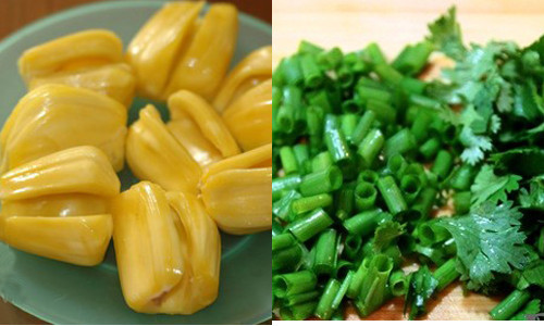 Mít chọn loại chín tới để mít còn giòn. Mít gọt vỏ, bóc sạch xơ, gỡ lấy những múi mít, để ra đĩa, rạch một đường nhỏ, moi bỏ hạt. Hành hoa, rau mùi ta nhặt rửa sạch thái nhỏ. Ảnh: toinayangi.