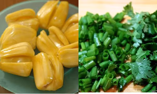 Mít chọn loại chín tới để mít còn giòn. Mít gọt vỏ, bóc sạch xơ, gỡ lấy những múi mít, để ra đĩa, rạch một đường nhỏ, moi bỏ hạt. Hành hoa, rau mùi ta nhặt rửa sạch thái nhỏ. Ảnh: toinayangi.