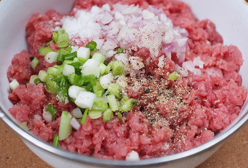 Cho thịt vào bát to thêm hành hoa, rau mùi thái nhỏ vào trộn đều. Ảnh: saigonamthuc.