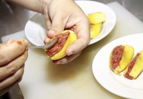 Dùng muỗng múc từng ít hỗn hợp thịt cho vào giữa múi mít. Nhồi lượng thịt vừa phải để không làm múi mít bị rách hay nứt. Ảnh: bepgiadinh.