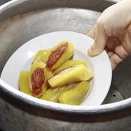 Xếp mít vào đĩa lớn rồi hấp trong khoảng 10-15 phút tuỳ theo múi mít to hay bé. Chú ý không hấp quá nhiều mít trong 1 lần vì sẽ làm nồi không đủ nhiệt, mít nhồi thịt chín không đều và làm mít bị nát, không ngon. Ảnh: cooky.