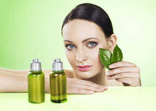 Dầu cây trà. Tinh dầu cây trà có tính chất khử trùng và có thể nhẹ nhàng khử đi các chất bụi bẩn lẫn lớp dầu bên ngoài da bạn. Loại tinh dầu này cũng ít có tác dụng phụ, không kích ứng. Vì vậy bạn có thể dùng nó để điều trị tại những vết đỏ và sưng tấy của da mà không sợ bị khô.