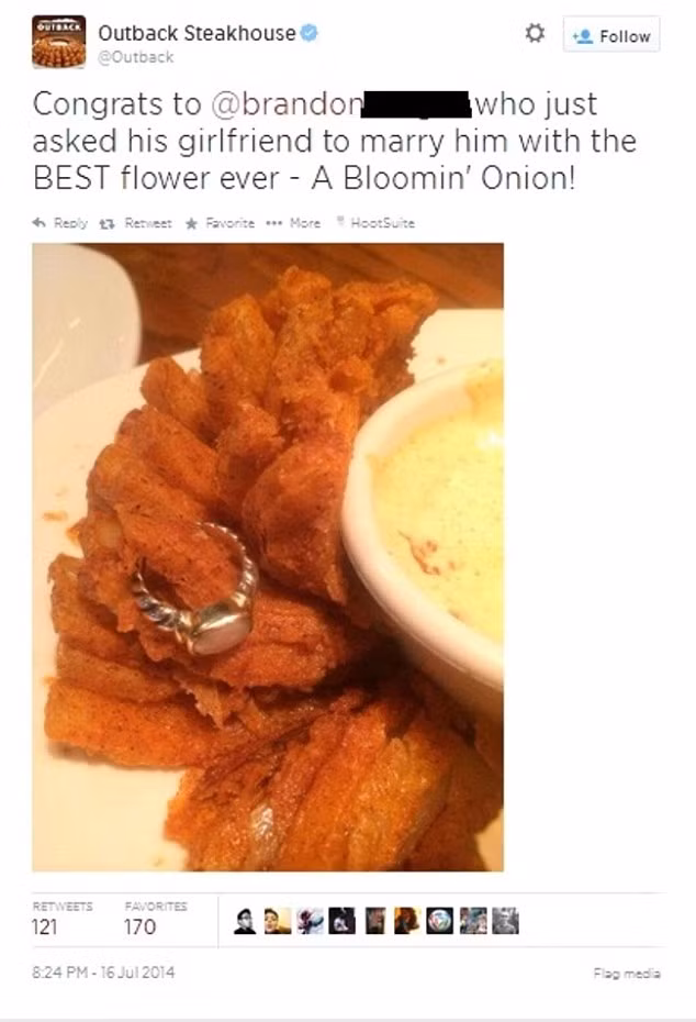 Billy Ocean từng có bài hát “Đói vì yêu”. Có thể đây là điều anh muốn nói? Một chàng trai đã cầu hôn bằng cách dấu chiếc nhẫn vào hành trong suất đồ ăn nhanh. Thật nguy hiểm khi gặp phải cô nàng nào quá đói hoặc quá háo ăn.