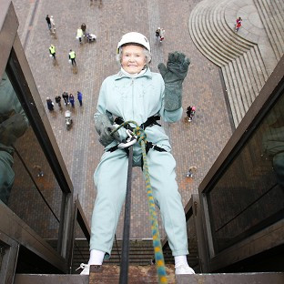 Lần này, Cụ nhất định đã phá vỡ kỷ lục thế giới là người leo dây già nhất, bằng cách leo xuống từ độ cao 94m và đã thành công. Trước đây, năm 2014 bà cũng đã thực hiện chiến công leo dây xuất sắc của mình.