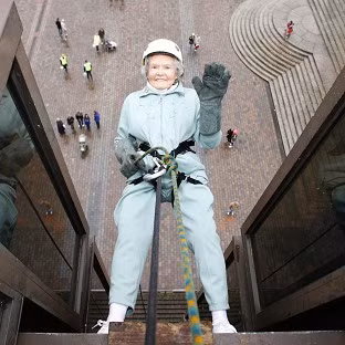 Lần này, Cụ nhất định đã phá vỡ kỷ lục thế giới là người leo dây già nhất, bằng cách leo xuống từ độ cao 94m và đã thành công. Trước đây, năm 2014 bà cũng đã thực hiện chiến công leo dây xuất sắc của mình.