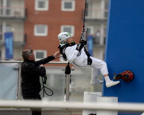 Cụ Doris Long 101 tuổi (người Anh) có 1 người con, 3 đứa cháu, 7 đứa chắt nhưng sức khỏe dẻo dai tuyệt vời. Dù thời tiết lạnh và mưa rét bà cụ vẫn leo trèo bên cạnh tháp Spinnaker ở Portsmouth trình diễn cho những người xem bên dưới.