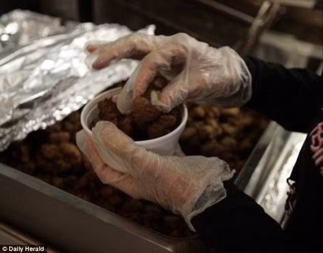 Người đến đây tham dự được phục vụ bia và tinh hoàn miễn phí. Có một thùng từ thiện để những nhà hảo tâm giúp đỡ trẻ em nghèo ở khu phố.