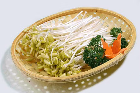 Thực phẩm bạn nên bổ sung: rau canh, trứng, các loại đậu, thịt, cá hoặc dầu cá. Thực phẩm chứa kẽm như cà rốt, giá đỗ và lúa mì. Lưu ý là hãy uống nhiều nước và tránh xa các chất kích thích.