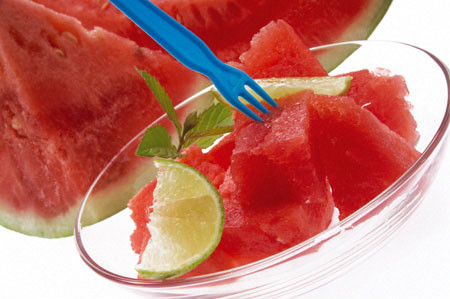 Bạn không nhất thiết phải kiêng dưa hấu mà chỉ cần để ý xem mình ăn mỗi lần bao nhiêu. Hãy hạn chế chỉ ăn 1 khoanh mỗi ngày, sẽ cung cấp đủ vitamin cho cơ thể mà vòng 2 cũng không ảnh hưởng gì.