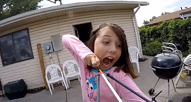 Tờ Daily Mail của Anh đưa tin, một ông bố người Mỹ mới đây chia sẻ đoạn video quay chậm toàn bộ quá trình cô con gái bé bỏng của mình tự nhổ chiếc răng sắp rụng.