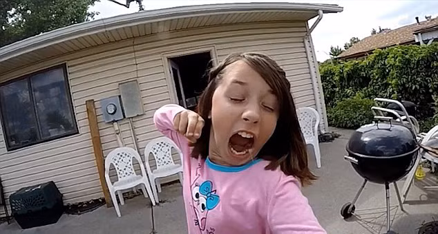 Bé Alexis Davidsn cho biết, em không hề đau nhưng có chút sợ hãi và đã phải nhắm chặt hai mắt lại khi kéo cung tên.