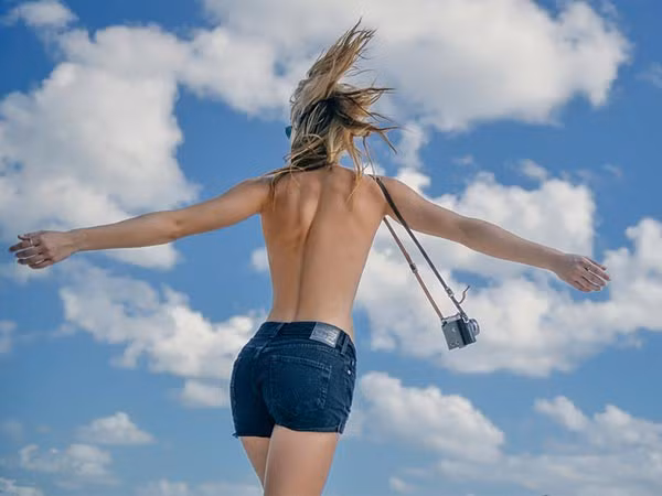 Không bảo vệ tóc khỏi môi trường ô nhiễm: Di chuyển trong không khí khói bụi, nhiều khói bụi mà không có biện pháp bảo vệ, che chắn cho tóc cũng là nguyên nhân khiến tóc bạn bị hư tổn và gãy rụng nhiều hơn.