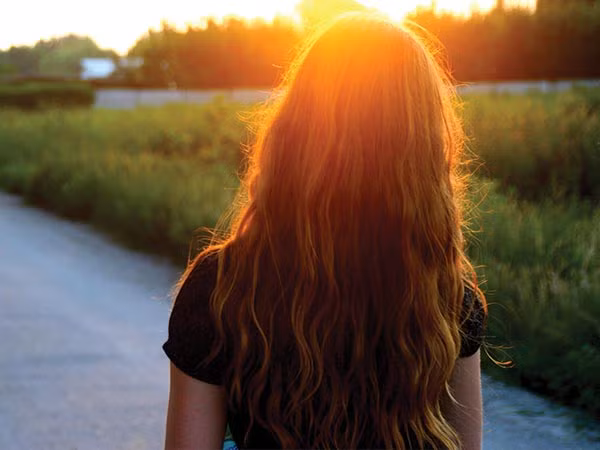 Gội đầu hàng ngày: Gội đầu hàng ngày giúp bạn có cảm giác sảng khoái, sạch sẽ nhưng thực sự không tốt cho mái tóc. Các chuyên gia chăm sóc tóc khuyên bạn chỉ nên gội đầu 2 – 3 lần/ tuần. Bên cạnh đó, bạn nên chờ cho tóc khô hoàn toàn mới dùng lược để chải, đừng chải tóc khi còn ướt.