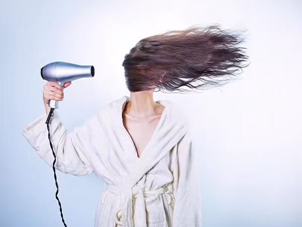 Sử dụng các sản phẩm có hơi nóng: Sử dụng những sản phẩm tạo hơi nóng như máy sấy, uốn, duỗi không tốt cho da đầu. Nếu phải sử dụng máy sấy để làm khô tóc nhanh trong thời tiết lạnh thì nên để ở mức vừa phải, tránh nóng quá.