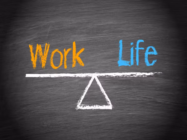 Cân bằng giữa công việc và cuộc sống: Đừng nên quá mải mê công việc mà bỏ bê gia đình hoặc đổ trách nhiệm cho việc chăm sóc gia đình để trở thành vô trách nhiệm trong công việc. Hãy tìm cách cân bằng cuộc sống riêng và công việc để đảm bảo nguồn thu nhập, nuôi giữ tham vọng nghề nghiệp và có một gia đình hạnh phúc.