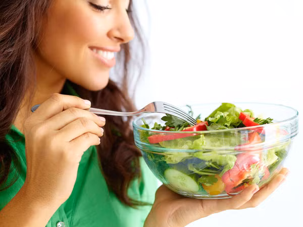 Ăn đủ chất: Những chất dinh dưỡng như vitamin, khoáng chất và protein rất quan trọng cho sự tăng trưởng của tóc. Hãy bổ sung thêm trứng, sữa, các chế phẩm từ sữa, rau chân vịt, cá hồi, cải bắp, yến mạch, bánh mì nguyên cám… vào thực đơn hàng ngày của bạn để cơ thể có đầy đủ chất dinh dưỡng cũng như giúp tóc mọc nhanh hơn. 