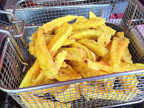 Bước 3: Trộn đều bột năng và bột chiên giòn, sau đó trộn chung với khoai.