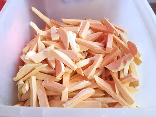 Bước 1: Khoai lang gọt vỏ, rửa sạch, thái con chì, ngâm nước muối trong 15 phút. 