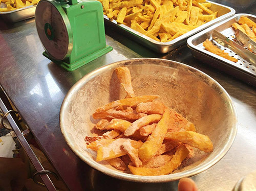 Bước 5: Cho khoai lang chiên vào hộp có nắp đậy, hoặc bát to, sau đó cho bột phô mai vào lắc đều là được. 