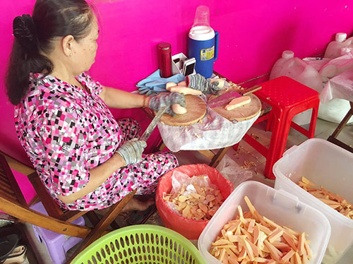 Bước 4: Bắc chảo lên bếp, đun nóng dầu ăn, chiên khoai chín vàng.