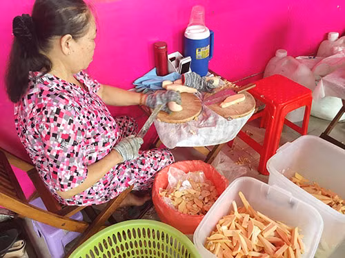 Bước 4: Bắc chảo lên bếp, đun nóng dầu ăn, chiên khoai chín vàng.