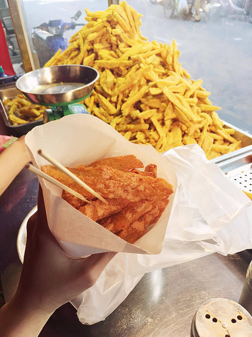 Dưới tiết trời nắng nóng của Sài Gòn, nhiều người vẫn bị hấp dẫn bởi món khoai lang nóng hổi vì vị ngọt bùi của khoai, độ giòn của lớp bột chiên và vị béo béo ngậy của phô mai. 