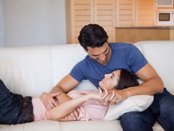 Phân công trách nhiệm: Một người không thể làm nên hôn nhân hạnh phúc. Nó phải là sự chung sức, đồng lòng của cả vợ lẫn chồng. Chính vì vậy, hãy thẳng thắn và rõ ràng ngay khi mới cưới về trách nhiệm của mỗi người trong đời sống chung. Bên cạnh đó, cũng cần có sự phân công trách nhiệm linh hoạt trong đời sống hàng ngày. Gánh vác trách nhiệm lo toan kinh tế, thu vén gia đình hay trách nhiệm với hai bên nội ngoại cũng cần được tính toán khéo léo để cả hai cùng chia sẻ cho nhau. 