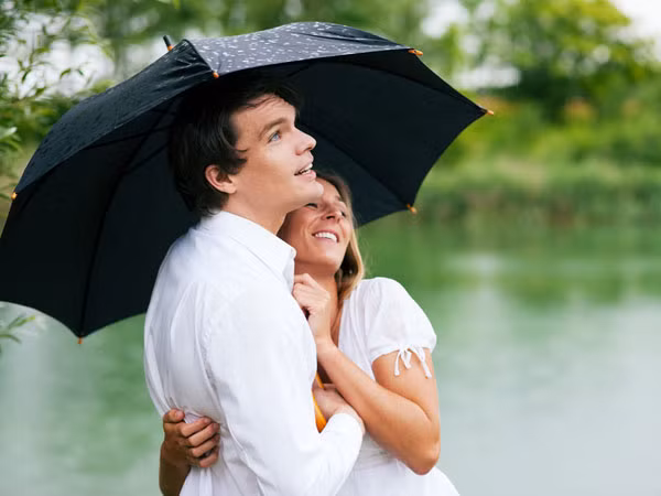 Đừng mang công việc về nhà: Về nhà mà cứ cắm mặt vào bàn làm việc hoặc lầm lì khó tính vì một việc khó chịu nào đó ở cơ quan chỉ làm cuộc sống gia đình của bạn trở nên căng thẳng hơn mà thôi. Hãy vứt mọi thứ bực mình, khó chịu ngoài cánh cửa trước khi bước vào nhà, tránh tranh luận về những rắc rối nhỏ nơi làm việc. Bạn nên hiểu rằng, vợ hoặc chồng mình cũng có thể gặp những chuyện căng thẳng ở cơ quan và hai người không nên mang sự căng thẳng đó về nhà để gây khó chịu cho nhau cũng như các thành viên khác trong gia đình.