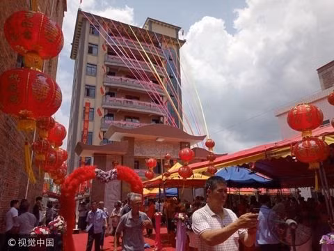 Xay nha 35 ty dong, dai gia moi ca lang den an tiec