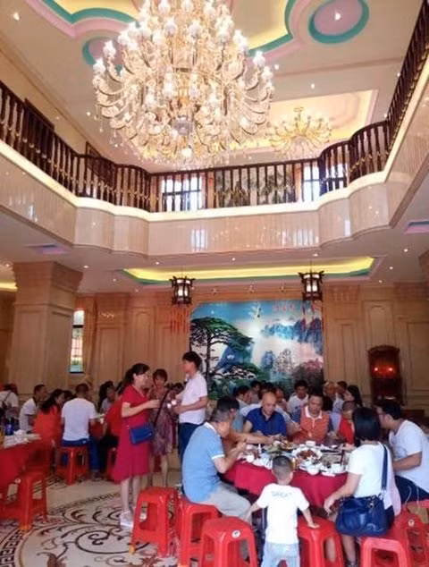 Xay nha 35 ty dong, dai gia moi ca lang den an tiec-Hinh-5