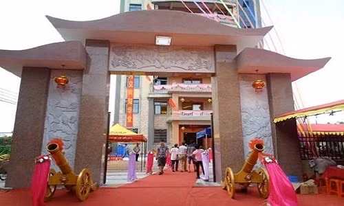 Xay nha 35 ty dong, dai gia moi ca lang den an tiec-Hinh-2