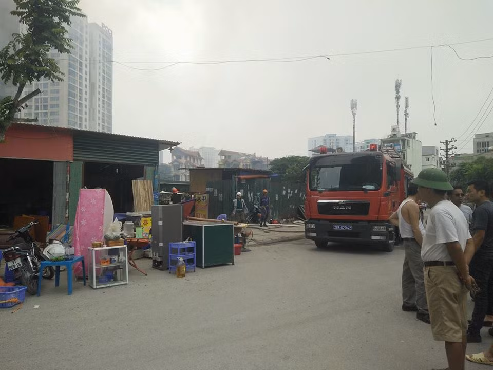 Lúc này, họ hô hoán nhau nhanh chóng vận chuyển đồ đạc và các đồ dùng ra phía ngoài.