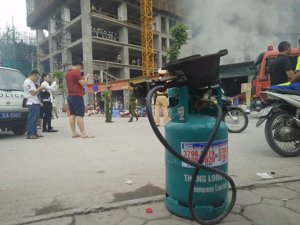 Một bình ga và bếp nấu được chuyển ra ngoài.