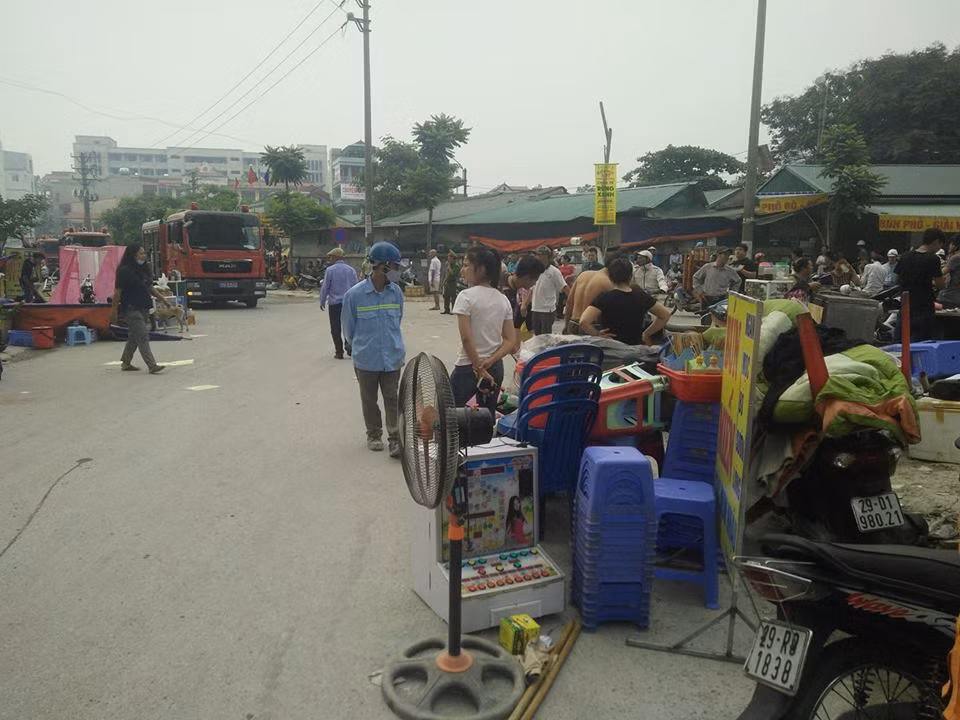 Khoảng 15h15, đám cháy cơ bản được dập tắt. Các cơ quan chức năng đang điều tra làm rõ nguyên nhân vụ cháy.