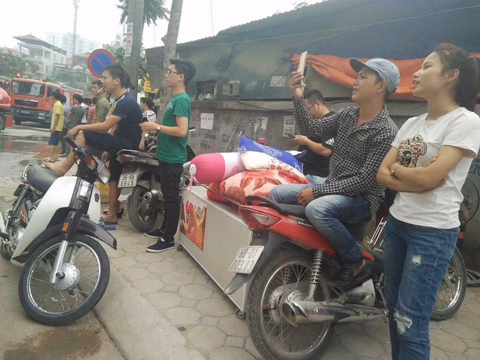 Đồ đạc, tài sản được "sơ tán", tập kết bên vỉa hè.