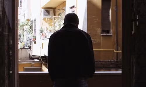 Lang nguoi truoc hanh dong cua vo va ga xe om ngoai ngo