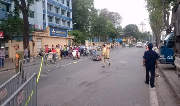 Cũng trong ngày 10/5, tại đường Yên Phụ, quận Ba Đình, TP Hà Nội, một nam thanh niên điều khiển xe máy đi trên đường bất ngờ bị ngã nằm bất động, xung quanh chảy nhiều máu. Sau cú ngã, chiếc xe nằm xoay ngang ra đường, còn nam thanh niên tử vong tại chỗ. Hiện các lực lượng chức năng đang điều tra vụ việc. Ảnh: Dân Việt.