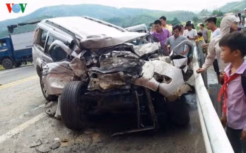 Tại hiện trường, chiếc ô tô 7 chỗ bẹp rúm phần đầu, xe khách Sao Việt nằm quay ngang đường khiến giao thông qua khu vực này bị ùn tắc. Vụ va chạm còn khiến một số hành khách trên xe bị thương nhẹ. Ảnh: VOV.