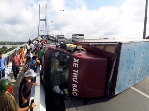 Khoảng 7h00 sáng 23/5, xe tải chở thư báo mang BKS: 51C-398.79 do tài xế Nguyễn Văn Thiện (ngụ TP.HCM) điều khiển chạy từ hướng TP.HCM về miền Tây, khi đang đổ cầu Mỹ Thuận (ấp Tân Thuận, xã Tân Hòa, TP. Vĩnh Long (Vĩnh Long) bất ngờ lật ngang trên cầu khiến toàn bộ giao thông tại đây tê liệt nhiều giờ. Ảnh: Hải Đường.