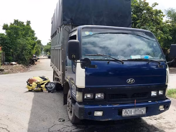 Khoảng 10h00 sáng 27/5, khi hai cô gái (khoảng 25 tuổi) chạy xe máy tay ga lưu thông trên đường Thủ Khoa Huân vào khu dân cư Thuận Giao (phường Thuận Giao, thị xã Thuận An, tỉnh Bình Dương), vừa vào khu dân cư Thuận Giao thì xảy ra va chạm với xe tải đang qua đường. Cú va chạm cực mạnh khiến hai cô gái ngã lọt vào gầm xe tải nằm bất động. Sau tai nạn, tài xế xe tải cùng người đi đường nhanh chóng kéo hai nạn nhân ra ngoài chuyển hai nạn nhân đi cấp cứu. Ảnh: Phạm Phương.