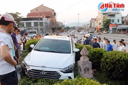 Khoảng 17h ngày 23/5, tại khu vực ngã ba Nghèn (trước khu tượng đài Xô Viết Nghệ Tĩnh, Can Lộc, Hà Tĩnh) xảy ra một vụ tai nạn, chiếc ô tô bất ngờ lao lên vỉa hè, đâm vào một xe máy rồi lao thẳng vào khu vực bờ tường ngăn cách, cây cảnh của khu Tượng đài Xô Viết Nghệ Tĩnh. Sau cú "vượt rào", chiếc xe hư hỏng nặng. Ảnh: Báo Nghệ Tĩnh.