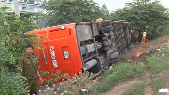 Báo Công Lý đưa tin, khoảng 3h40 ngày 28/5, xe khách loại 52 chỗ mang biển soát 66B-005.52 chở hơn 30 hành khách, đang lưu thông trên tuyến quốc lộ 30 theo hướng đi từ huyện Tân Hồng lên TX. Hồng Ngự. Khi đến địa phận ấp Bình Chánh, xã Bình Thạnh, TX. Hồng Ngự, tỉnh Đồng Tháp xe bất ngờ đánh lái sang trái và lật ngang xuống lề đường khiến hành khách hoảng loạn. Ảnh: Công Lý.