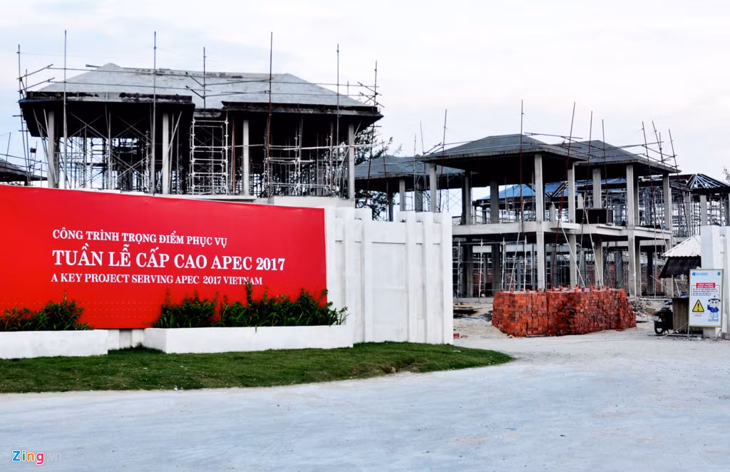 Nằm trong số những công trình trọng điểm phục vụ sự kiện Tuần lễ Cấp cao APEC 2017 tại Đà Nẵng, chủ đầu tư dự án khách sạn Sheraton Đà Nẵng đang đẩy nhanh tiến độ để hoàn thành công trình trước 30/6. Đây tổ hợp khách sạn xây mới trên đường Trường Sa, quận Ngũ Hành Sơn, đạt chuẩn quốc tế 6 sao. Công trình là nơi phục vụ sự kiện Gala Dinner cho 21 nguyên thủ và hơn 800 đại biểu tham dự sự kiện này.