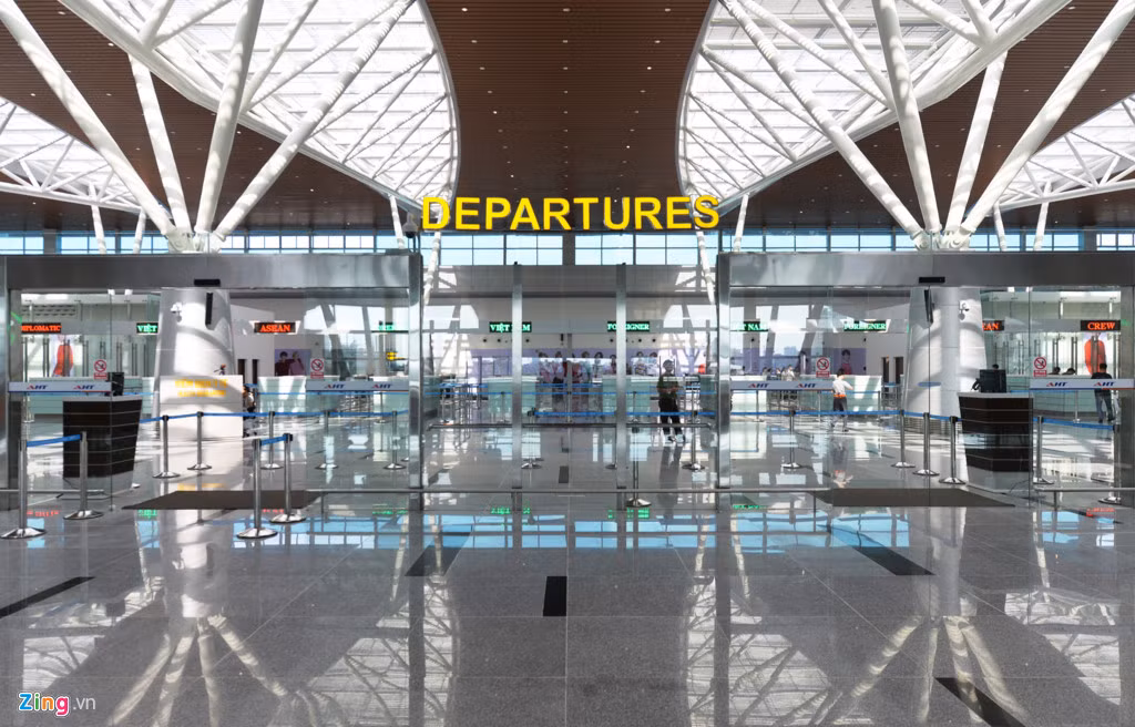 Dự án có vốn đầu tư 3.500 tỷ đồng, dự kiến đưa vào khai thác vài ngày tới. Nhằm đáp ứng vị trí đỗ máy bay số lượng lớn, dự án mở rộng sân đỗ máy bay về phía Bắc cũng đang được gấp rút triển khai, dự kiến hoàn thành trong tháng 9, với quy mô khoảng 43 bến đỗ. Ảnh: Hoàng Hà.