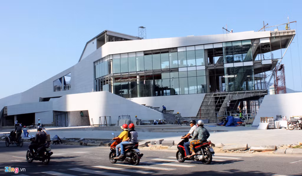 Công ty CP Đăng Hải gấp rút thi công hoàn thiện hạng mục công trình Nhà hàng bến du thuyền HAN 79 bên bờ đông sông Hàn (đối diện khách sạn Novotel Đà Nẵng, đường Bạch Đằng) với quy mô 4 tầng nổi, diện tích sử dụng 6.000m2.