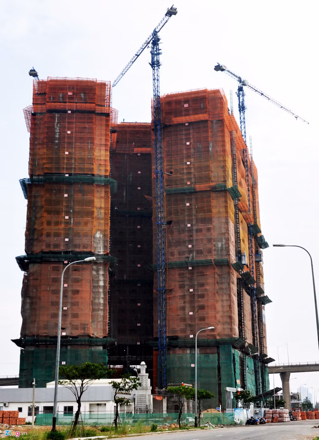 Hòa Bình Green Đà Nẵng là tổ hợp căn hộ, khách sạn xây trên diện tích hơn 12.600 m2 ở đường Lê Văn Duyệt, phường Nại Hiên Đông, quận Sơn Trà, dự kiến hoàn thành trước khi APEC 2017 diễn ra. Nóc công trình có bể bơi được thiết kế nước chảy tràn qua thành bể, làm cho mặt bể lúc nào cũng phẳng như gương và tạo cảm giác bể kéo dài đến… vô cực, giống tòa nhà Marina Bay Sands ở Singapore.